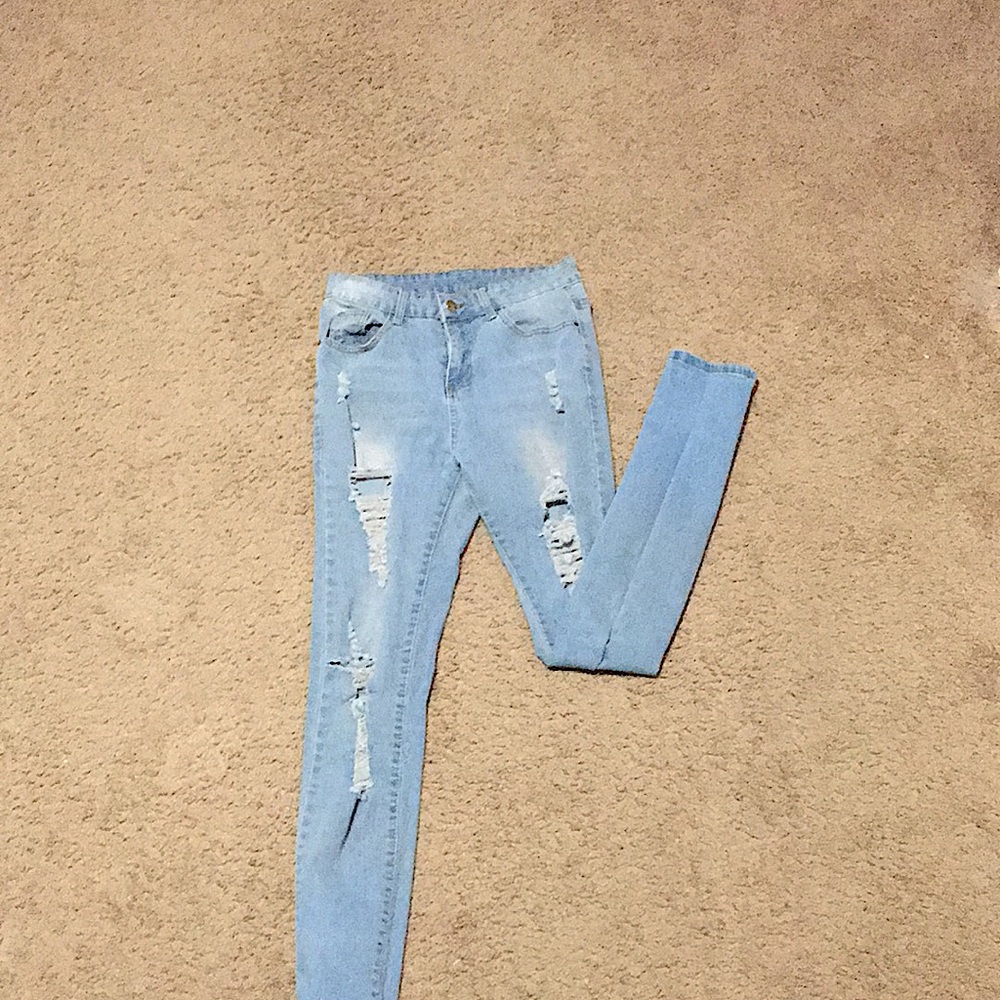 Light washed jeans (ripped)